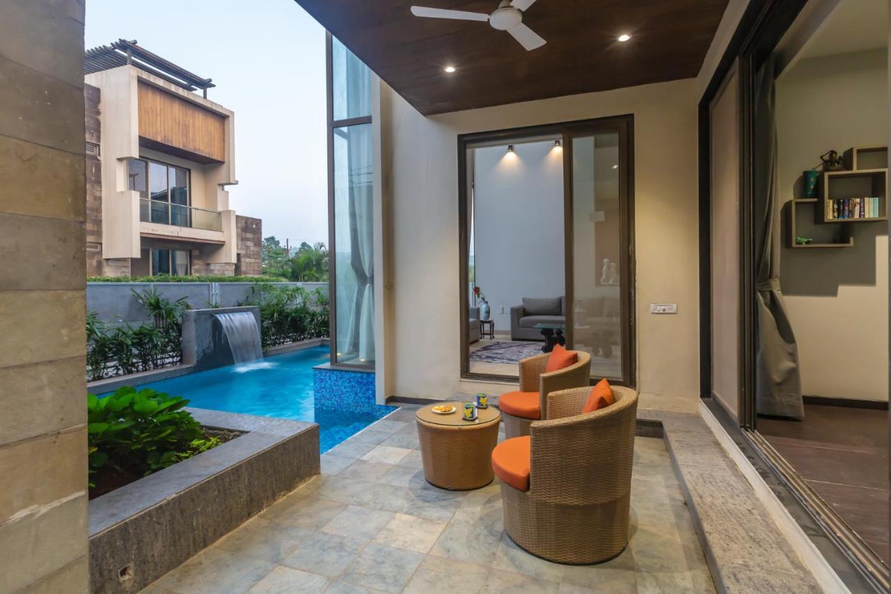 Saffronstays Aspen, Lonavala - Luxury Pool Villa With Games And Tv Room Near Bhushi Dam ภายนอก รูปภาพ